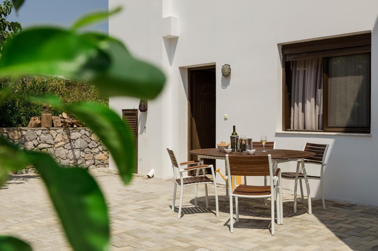 The Corner House At Gennadi Court Villa Exterior photo