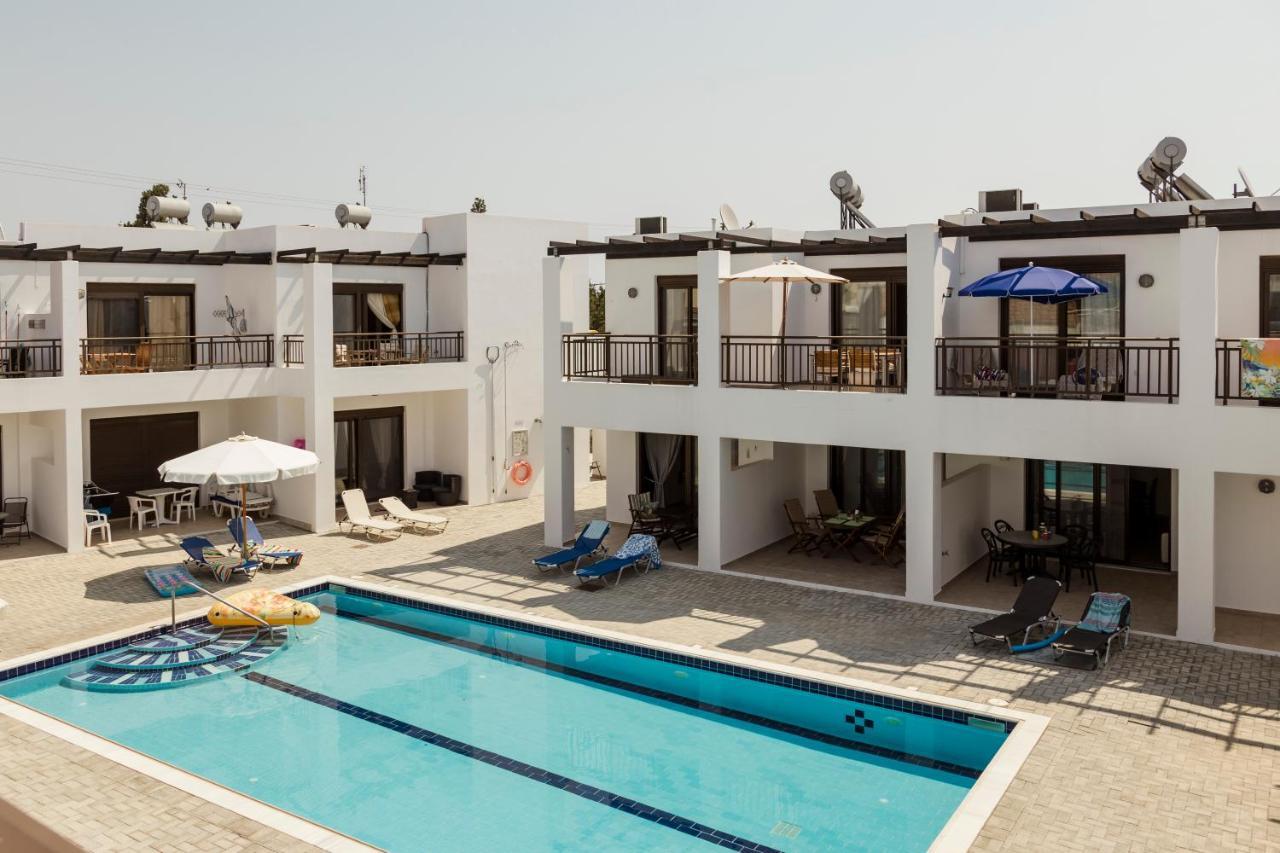 The Corner House At Gennadi Court Villa Exterior photo