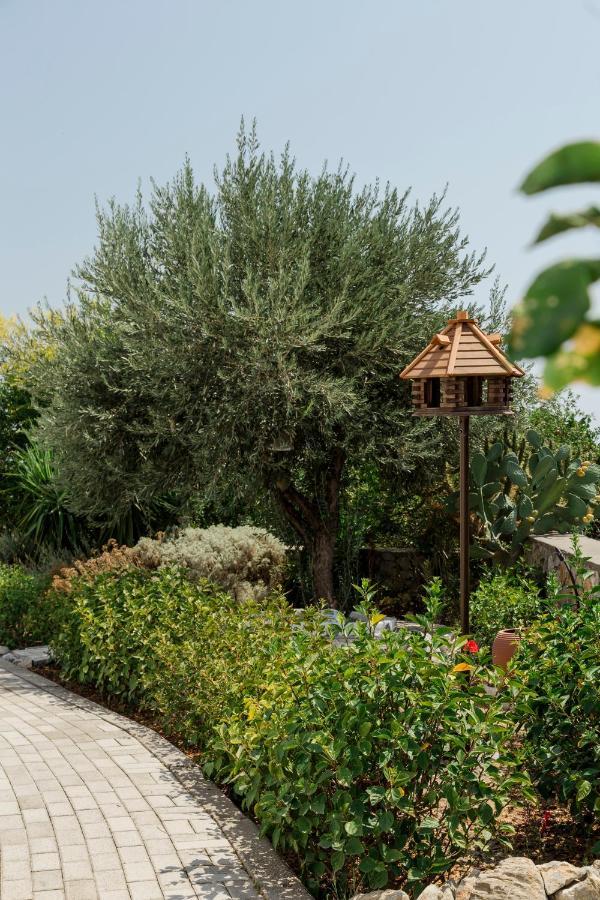 The Corner House At Gennadi Court Villa Exterior photo