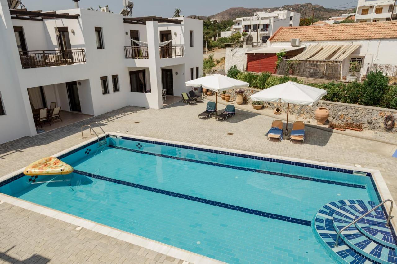 The Corner House At Gennadi Court Villa Exterior photo