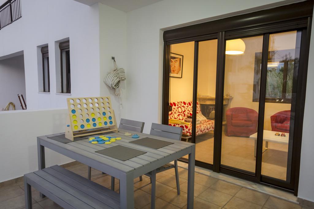 The Corner House At Gennadi Court Villa Exterior photo