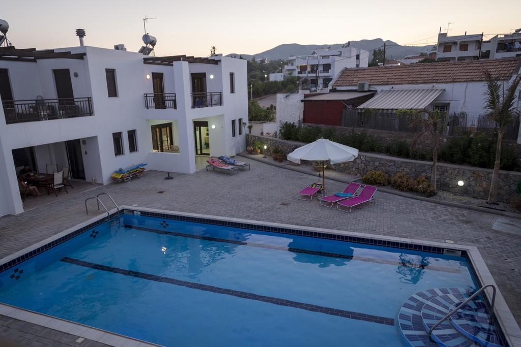 The Corner House At Gennadi Court Villa Exterior photo